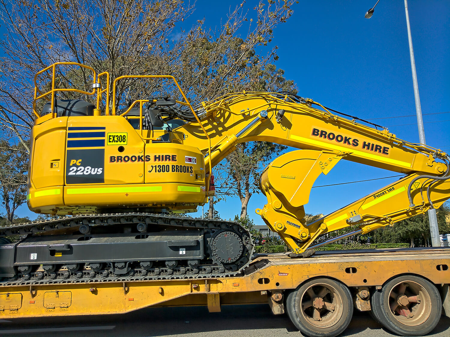KOMATSU YELLOW! Brooks Hire